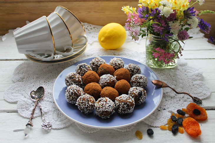 Candies made from dried fruits and almonds - an easy-to-prepare and healthy dessert