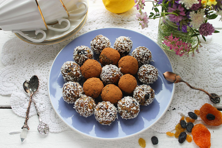 Candies made from dried fruits and almonds - an easy-to-prepare and healthy dessert