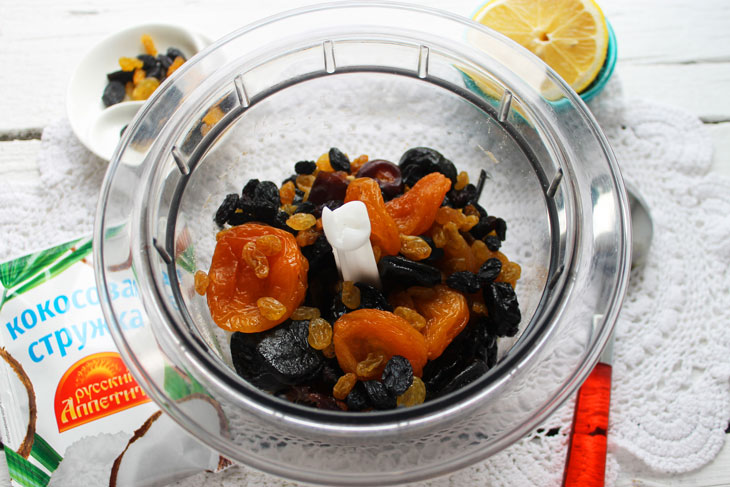 Candies made from dried fruits and almonds - an easy-to-prepare and healthy dessert