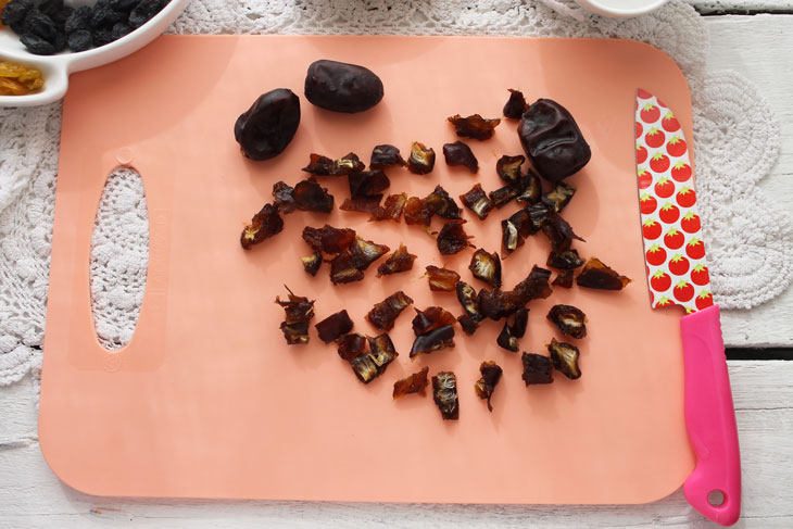 Zucchini jam with dates and raisins - an unusual original recipe