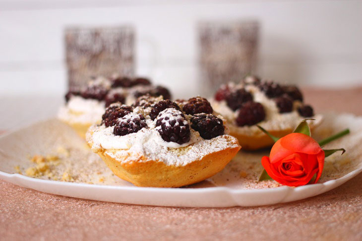 Baskets with raspberries, blackberries and protein cream - a step by step recipe with a photo