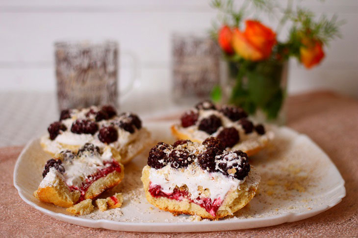 Baskets with raspberries, blackberries and protein cream - a step by step recipe with a photo