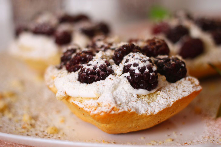 Baskets with raspberries, blackberries and protein cream - a step by step recipe with a photo