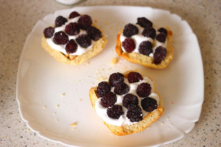 Baskets with raspberries, blackberries and protein cream - a step by step recipe with a photo