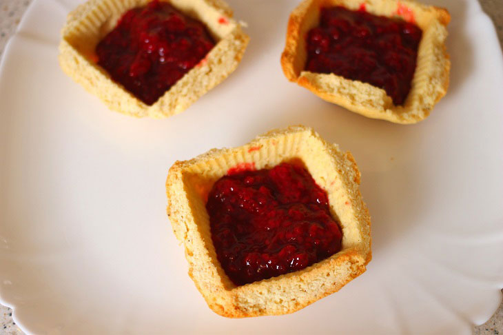 Baskets with raspberries, blackberries and protein cream - a step by step recipe with a photo