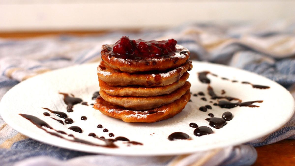 Banana pancakes with raspberries and oatmeal – a delicious and healthy dessert