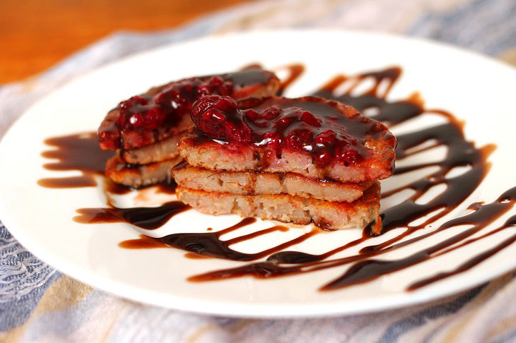 Banana pancakes with raspberries and oatmeal - a delicious and healthy dessert