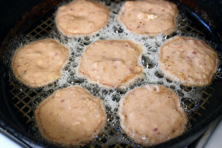 Banana pancakes with raspberries and oatmeal - a delicious and healthy dessert