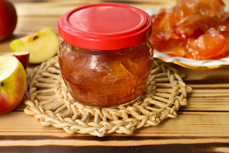 Apple jam with slices in a slow cooker
