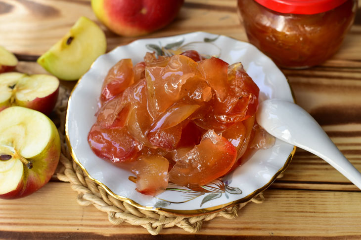 Apple jam with slices in a slow cooker