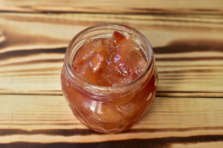 Apple jam with slices in a slow cooker