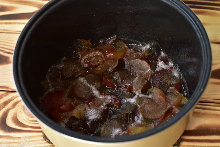 Apple jam with slices in a slow cooker