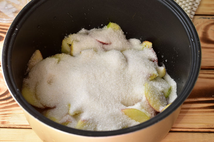 Apple jam with slices in a slow cooker