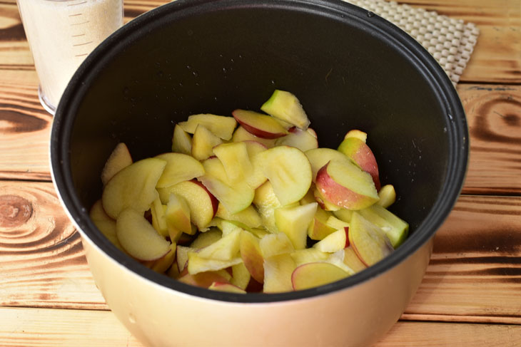 Apple jam with slices in a slow cooker