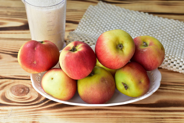 Apple jam with slices in a slow cooker