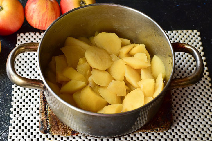 Jam from apples with condensed milk - unusual and incredibly tasty