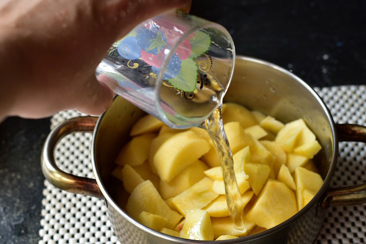 Jam from apples with condensed milk - unusual and incredibly tasty