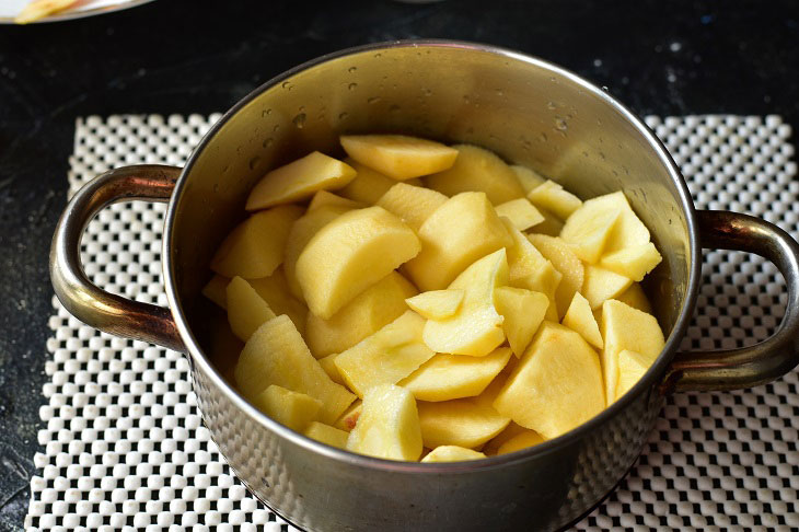 Jam from apples with condensed milk - unusual and incredibly tasty