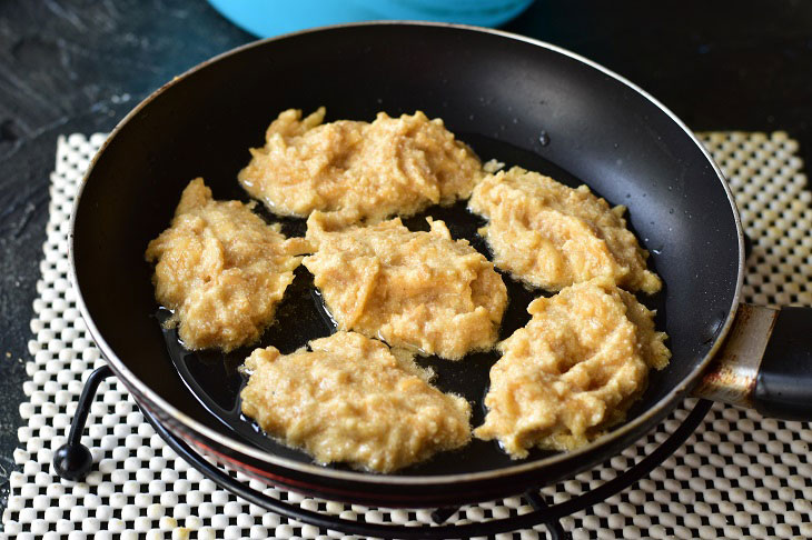 Delicious and fluffy apple fritters without flour
