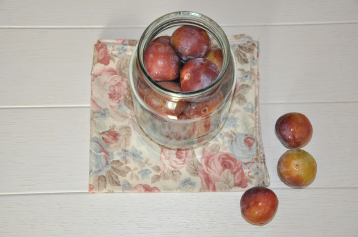 Pickled plums for the winter - a step by step recipe with a photo