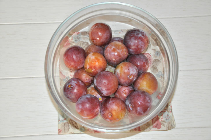 Pickled plums for the winter - a step by step recipe with a photo