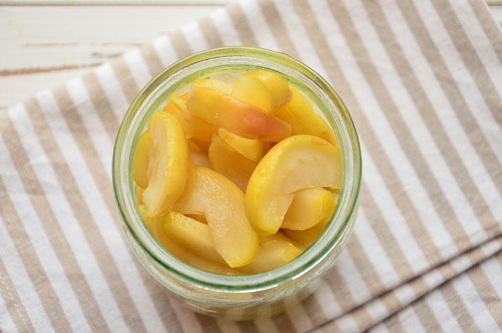 Apple slices in syrup for the winter - an excellent and versatile preparation