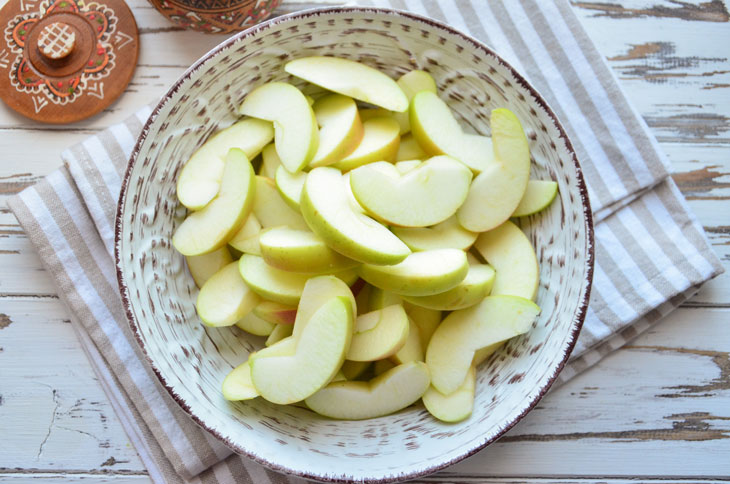 Apple slices in syrup for the winter - an excellent and versatile preparation