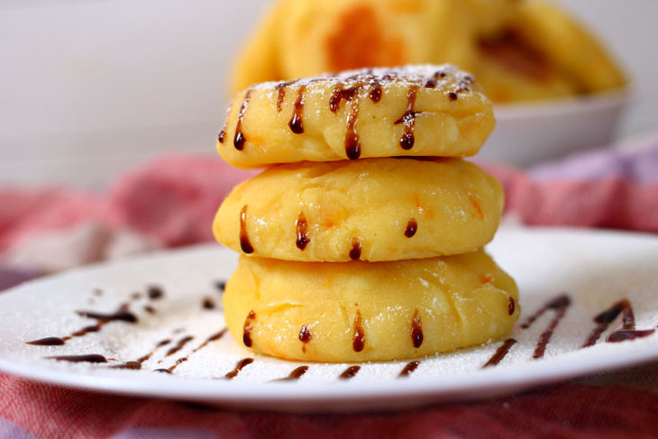 Cheesecakes with orange peel and pineapples in the oven. Tasty and healthy!