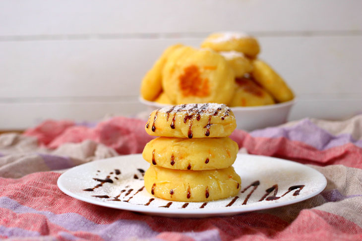 Cheesecakes with orange peel and pineapples in the oven. Tasty and healthy!