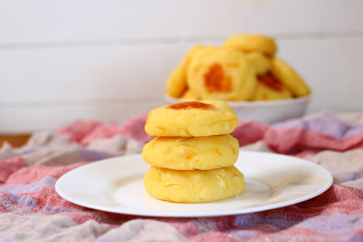 Cheesecakes with orange peel and pineapples in the oven. Tasty and healthy!