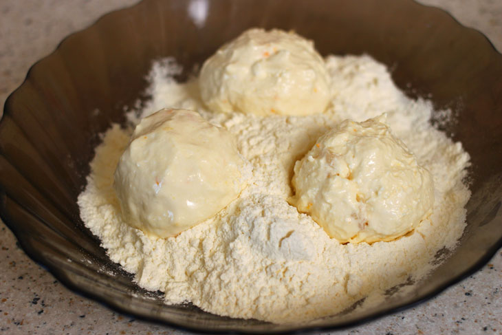 Cheesecakes with orange peel and pineapples in the oven. Tasty and healthy!