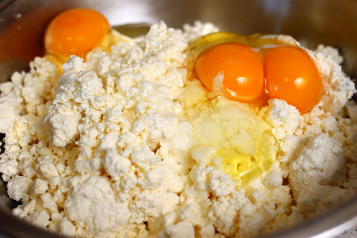 Cheesecakes with orange peel and pineapples in the oven. Tasty and healthy!