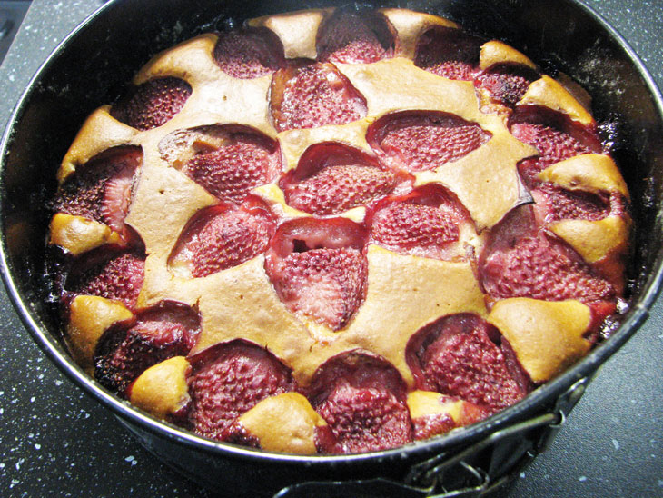 Fragrant and juicy strawberry pie: a step by step recipe with a photo