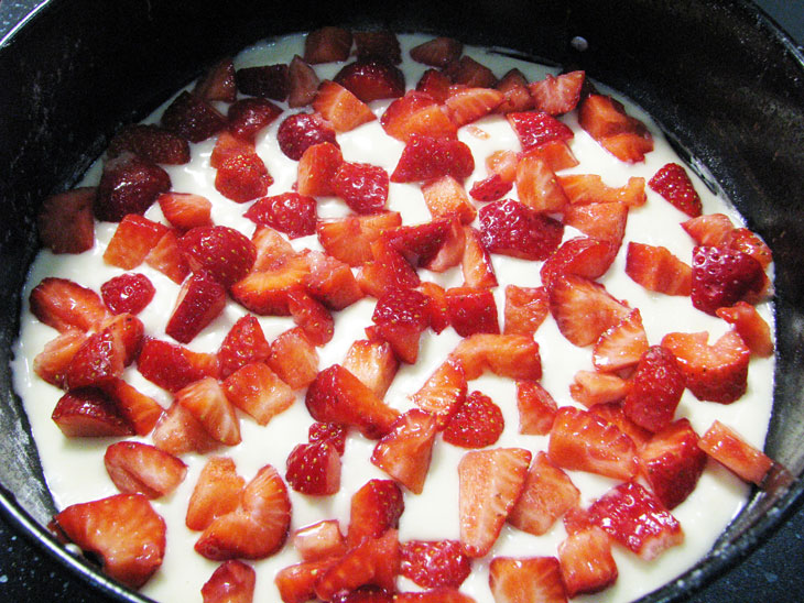 Fragrant and juicy strawberry pie: a step by step recipe with a photo