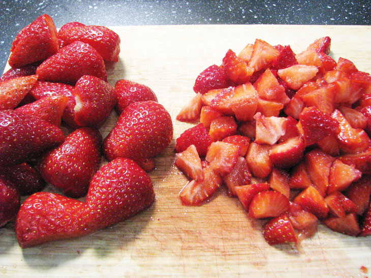 Fragrant and juicy strawberry pie: a step by step recipe with a photo