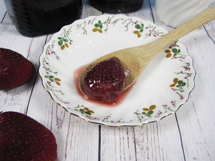 Fragrant and tasty strawberry jam: a step by step recipe with a photo