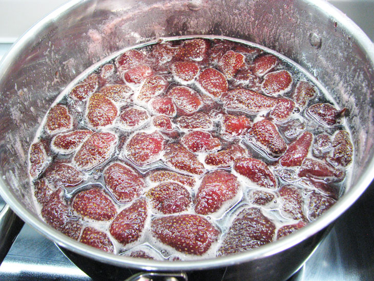 Fragrant and tasty strawberry jam: a step by step recipe with a photo