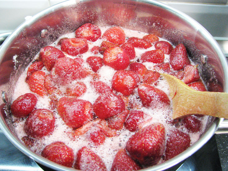 Fragrant and tasty strawberry jam: a step by step recipe with a photo