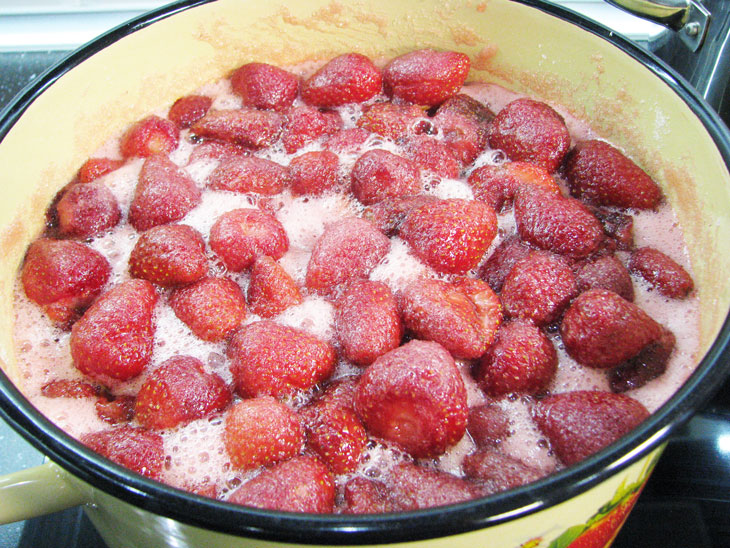 Fragrant and tasty strawberry jam: a step by step recipe with a photo