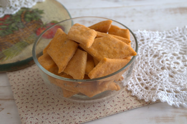 Bright cookies on tomato juice - appetizing and unbanal!