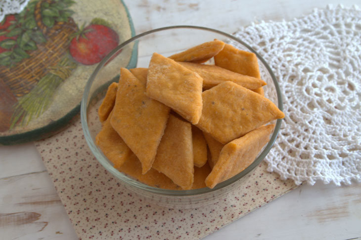 Bright cookies on tomato juice - appetizing and unbanal!