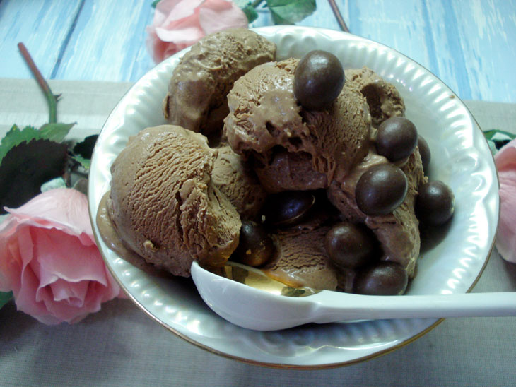 Chocolate ice cream at home