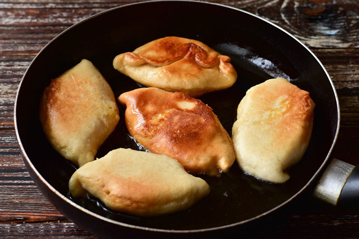 Yeast pies with cottage cheese - a delicious and simple recipe