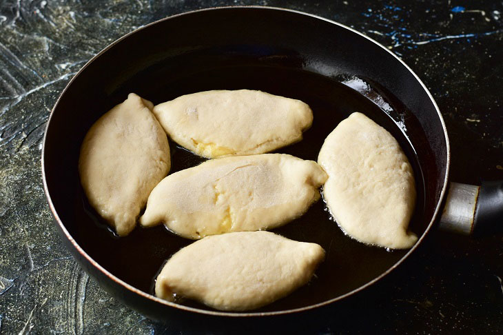 Yeast pies with cottage cheese - a delicious and simple recipe