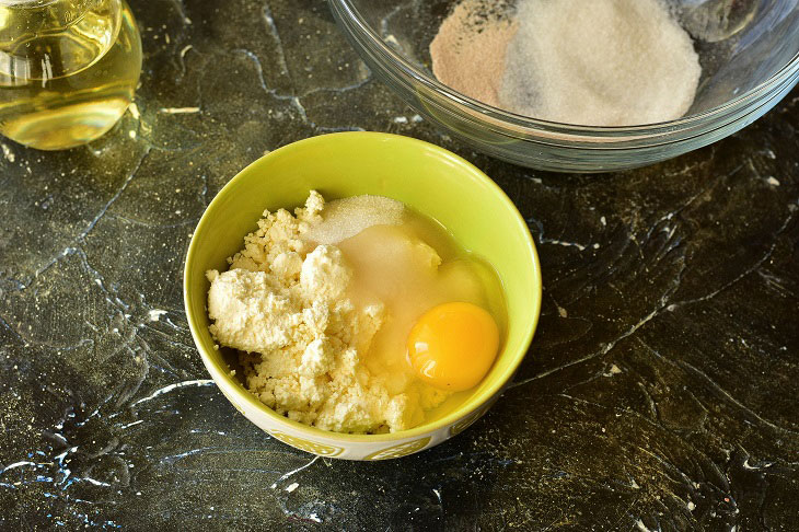 Yeast pies with cottage cheese - a delicious and simple recipe