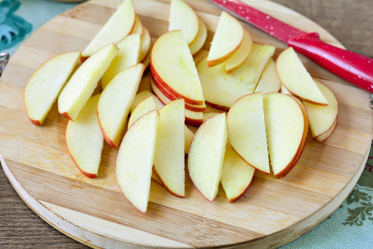 Lush charlotte with apples - cooks quickly and turns out very tasty