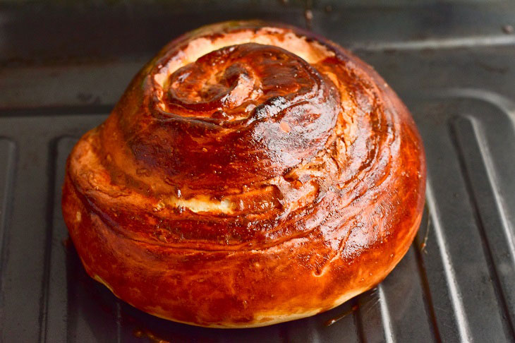 Pie "Snail" from yeast dough - tender, soft and fragrant