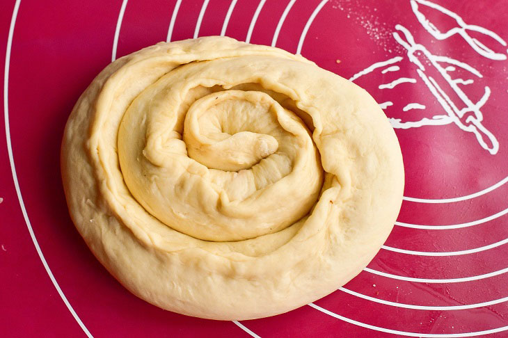 Pie "Snail" from yeast dough - tender, soft and fragrant