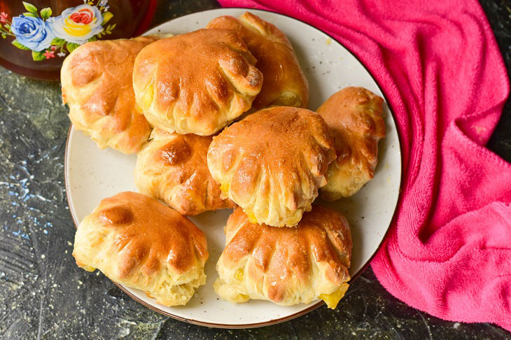 Pies with apples "Autumn Leaf" - lush, beautiful and fragrant