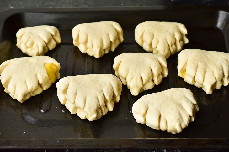 Pies with apples "Autumn Leaf" - lush, beautiful and fragrant